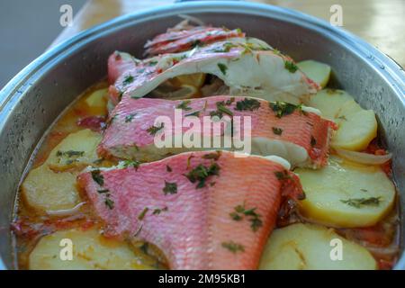 Rote Brasse mit Petersilie und Kartoffeln zu Hause Stockfoto