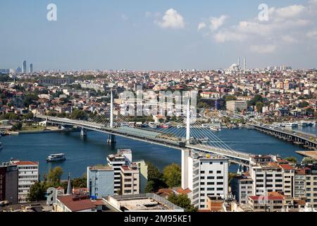 Istanbul, Türkei - 09-01-2022: Atatürk-Brücke, Blick auf das Goldene Horn Stockfoto