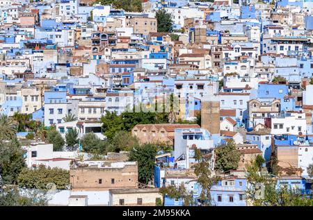 Ein Stadtbild der wunderschönen Stadt Chefchaouen in Marokko. Bekannt als Chaouen, die Blaue Perle, die Blaue Stadt oder شفشاون الجوهرة الزرقاء . Stockfoto