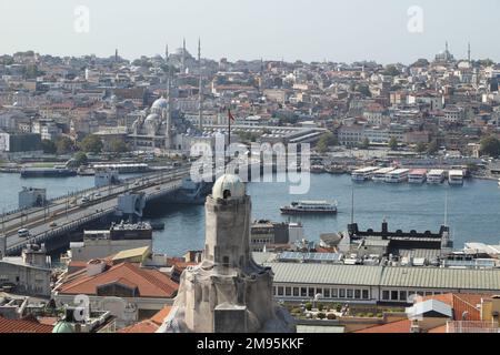 Beyoglu, Istanbul - 09-01-2022: Galatabrücke, Eminonu, Blick auf das Goldene Horn vom Galataturm Stockfoto