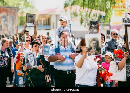 VICHUGA, RUSSLAND - 9. MAI 2015: Unsterbliches Regiment - Menschen mit Porträts ihrer Verwandten, Teilnehmer des Zweiten Weltkriegs, am Siegesfeiertag Stockfoto