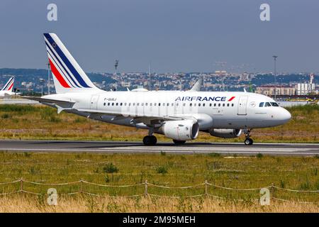 Paris, Frankreich - 4. Juni 2022: Air France Airbus A318 Flugzeug am Flughafen Paris Orly (ORY) in Frankreich. Stockfoto