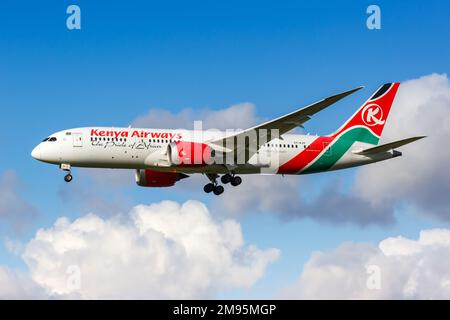 Amsterdam, Niederlande - 8. Oktober 2022: Kenya Airways Boeing 787-8 Dreamliner Flugzeug am Amsterdam Schiphol Flughafen (AMS) in den Niederlanden. Stockfoto