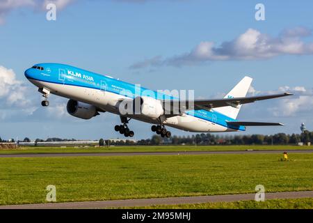 Amsterdam, Niederlande - 8. Oktober 2022: KLM Asia Boeing 777-200ER Flugzeug am Flughafen Amsterdam Schiphol (AMS) in den Niederlanden. Stockfoto