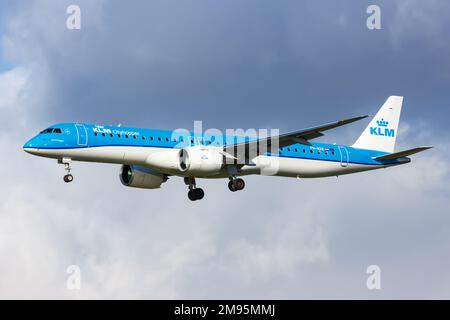 Amsterdam, Niederlande - 8. Oktober 2022: Flugzeug KLM Cityhopper Embraer 195 E2 am Flughafen Amsterdam Schiphol (AMS) in den Niederlanden. Stockfoto