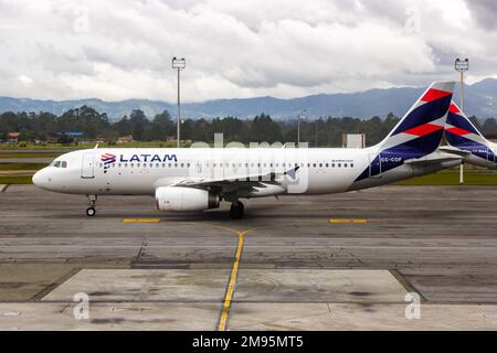 Medellin, Kolumbien - 20. April 2022: LATAM Airbus A320 Flugzeug am Medellin Rionegro Flughafen (MDE) in Kolumbien. Stockfoto