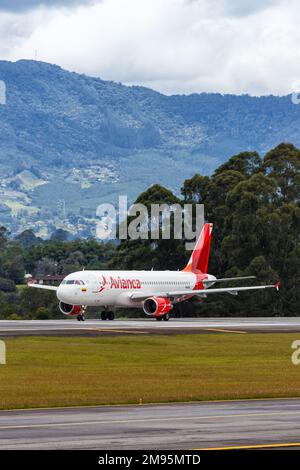 Medellin, Kolumbien - 19. April 2022: Flugzeug Avianca Airbus A320 am Flughafen Medellin Rionegro (MDE) in Kolumbien. Stockfoto