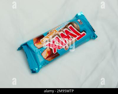 Twix Minis Keksriegel auf blauem Hintergrund.Twix ist ein Schokoladenriegel von Mars, Inc Stockfoto