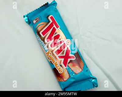 Twix Minis Keksriegel auf blauem Hintergrund.Twix ist ein Schokoladenriegel von Mars, Inc Stockfoto