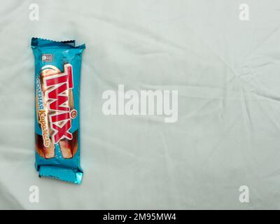 Twix Minis Keksriegel auf blauem Hintergrund.Twix ist ein Schokoladenriegel von Mars, Inc Stockfoto