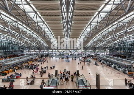 Hamburg, Deutschland - 14. August 2022: Flughafenterminal 1 in Hamburg, Deutschland. Stockfoto