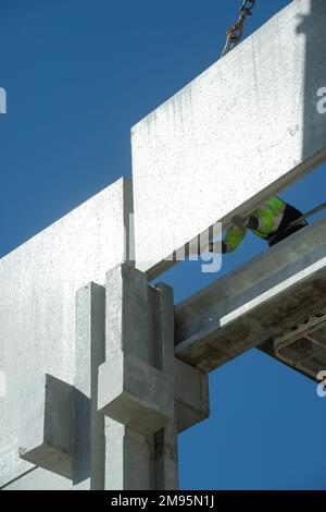 BTP-Baustelle: Hebekran für die Installation von Betonpaneelen, Einbau vorgefertigter Fassadenscheiben Stockfoto