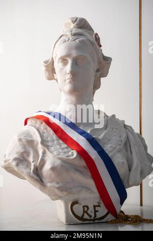 Marianne mit einer dreifarbigen Schärpe im Rathaus Stockfoto