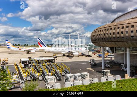 Paris, Frankreich - 6. Juni 2022: Flugzeuge am Flughafen Paris Charles de Gaulle (CDG) Terminal 2 in Frankreich. Stockfoto