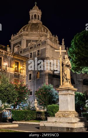 Statue des christlichen Glaubens in den Gärten von Sant'Agata. Hinter der barocken Kirche der Badia di Sant'Agata. Catania, Sizilien, Italien Stockfoto