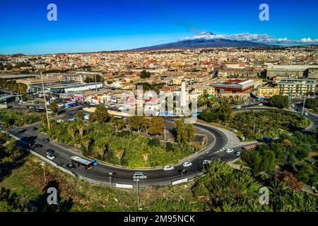 Wunderschöner Blick aus der Vogelperspektive auf die Stadt Catania auf Sizilien von oben mit dem Vulkan Ätna am Horizont. Catania, Sizilien, Italien, Europa Stockfoto