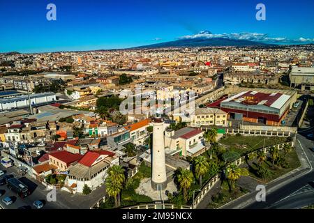 Wunderschöner Blick aus der Vogelperspektive auf die Stadt Catania auf Sizilien von oben mit dem Vulkan Ätna am Horizont. Catania, Sizilien, Italien, Europa Stockfoto
