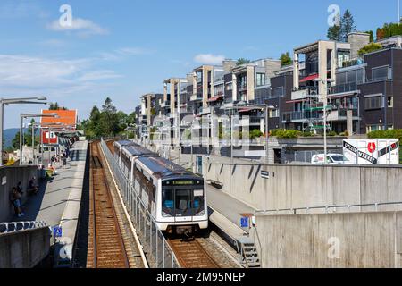 Oslo, Norwegen - 15. August 2022: Metro Tunnelbane am Bahnhof Holmenkollen, öffentliche Verkehrsmittel in Oslo, Norwegen. Stockfoto