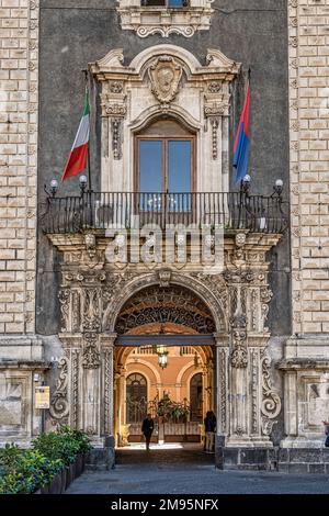 Der Eingang zum Palazzo dei Chierici oder Palazzo del Seminario dei Chierici. Es befindet sich auf der malerischen Piazza Duomo in Catania, neben der cathe Stockfoto
