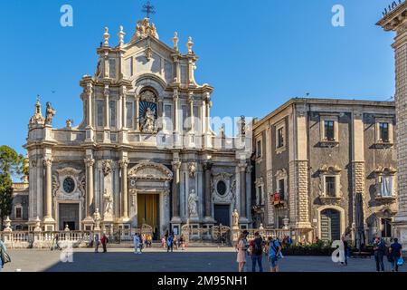 Piazza del Duomo mit der Kathedrale Sant'Agata in Catania an einem sonnigen Wintertag. Catania, Sizilien, Italien, Europa Stockfoto