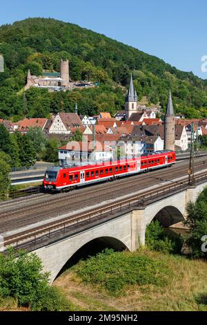 Gemuenden am Main, Deutschland - 3. August 2022: Regionalzug Typ 440 Alstom Coradia Continental der Deutschen Bahn DB Regio Portrait Format in Gemuenden Stockfoto