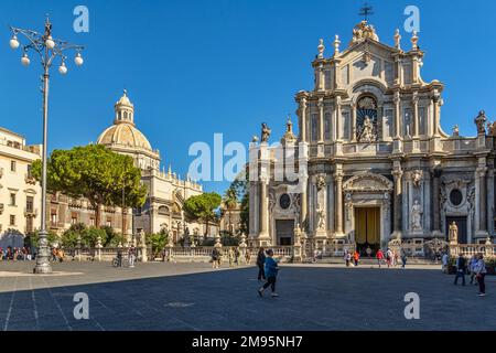 Piazza del Duomo mit der Kathedrale Sant'Agata in Catania an einem sonnigen Wintertag. Catania, Sizilien, Italien, Europa Stockfoto