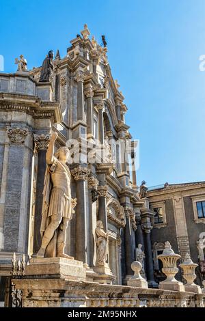 Die Statue von Sant'Attalo in Carrara-Marmor, über der Balustrade vor dem Friedhof der Kathedrale von Sant'Agata. Catania, Sizilien, Stockfoto