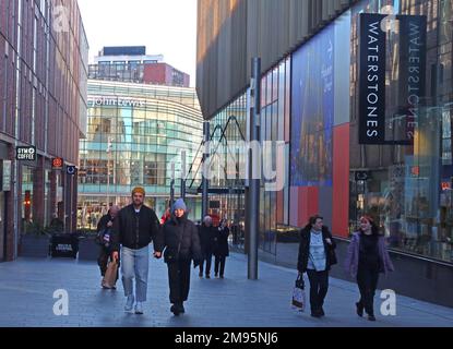 Wintereinkäufer, vorbei am Waterstones Buchladen, Cosmo und John Lewis, LiverpoolOne, 5 Wall St, Liverpool, Merseyside, ENGLAND, GROSSBRITANNIEN, L1 8JQ Stockfoto