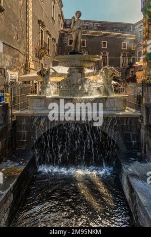 Der barocke Brunnen dell'Amenano mit mythologischen Figuren und Carrara-Marmor repräsentiert den Amenano. Catania, Sizilien, Italien Stockfoto