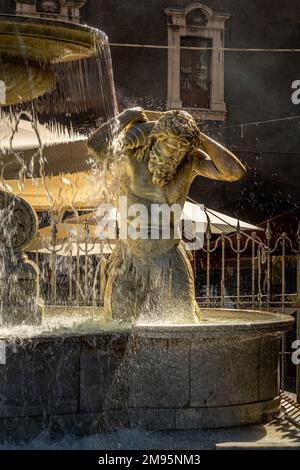 Der barocke Brunnen dell'Amenano mit mythologischen Figuren und Carrara-Marmor repräsentiert den Amenano. Catania, Sizilien, Italien Stockfoto