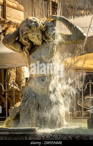 Der barocke Brunnen dell'Amenano mit mythologischen Figuren und Carrara-Marmor repräsentiert den Amenano. Catania, Sizilien, Italien Stockfoto