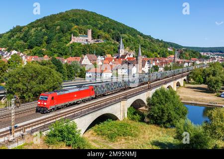 Gemuenden am Main, Deutschland - 3. August 2022: Güterzug mit Militärfrachtcontainer der Deutschen Bahn DB in Gemuenden am Main. Stockfoto