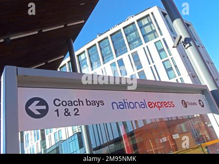 National Express, Bushaltestellen, am Busbahnhof Liverpool One, Canning Place, Liverpool, Merseyside, England, UK, L1 8JX Stockfoto