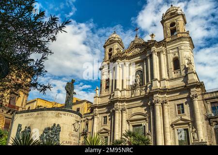 Die Fassade der Kirche San Francesco d'Assisi all'Immacolata mit der Statue von Kardinal Giuseppe Benedetto Dusmet. Catania, Sizilien, Italien Stockfoto