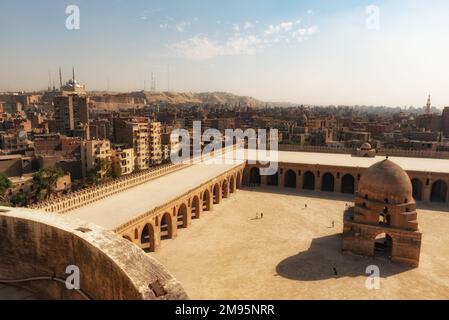 Kairo, Ägypten. November 26. 2022 Kairo Stadtpanorama, Stadtblick auf die ägyptische Hauptstadt von den mittelalterlichen Mauern der Ibn Tulun Moschee in den Islami Stockfoto
