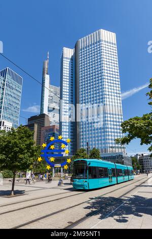 Frankfurt, Deutschland - 3. August 2022: Skyline mit Straßenbahn am Willy-Brandt-Platz, öffentliche Verkehrsmittel, Transit, Porträtformat Stockfoto