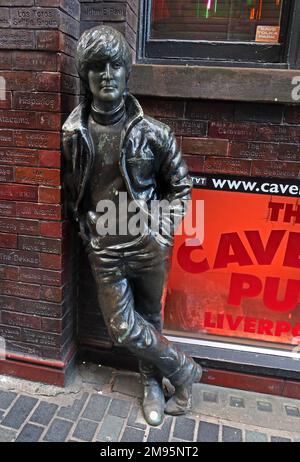 Sign & John Lennon Statue, bei Cavern Walks, The Cavern Club, Pub und andere Veranstaltungsorte, 10 Mathew St, Liverpool, Merseyside, England, UK, L2 6RE Stockfoto