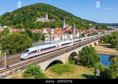 Gemuenden am Main, Deutschland - 3. August 2022: ICE 3 der Deutschen Bahn DB Hochgeschwindigkeitsbahn in Gemuenden am Main, Deutschland. Stockfoto