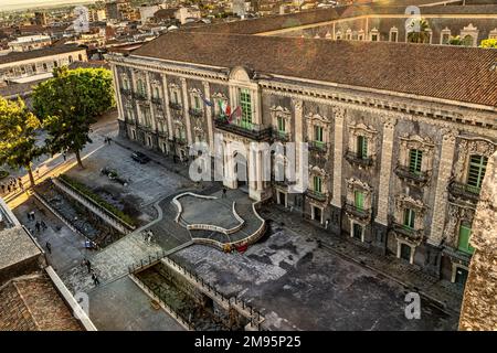 Die äußere barocke Fassade des Benediktinerklosters San Nicolò l'Arena. Catania, Sizilien, Italien, Europa Stockfoto