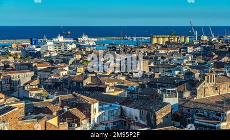 Luftaufnahme der Stadt Catania und ihres Handelshafens. Catania, Sizilien, Italien, Europa Stockfoto