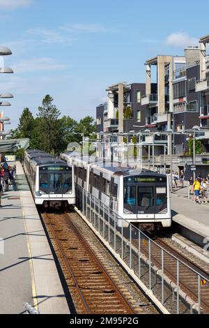 Oslo, Norwegen - 15. August 2022: Metro Tunnelbane am Bahnhof Holmenkollen, Porträtformat für öffentliche Verkehrsmittel in Oslo, Norwegen. Stockfoto