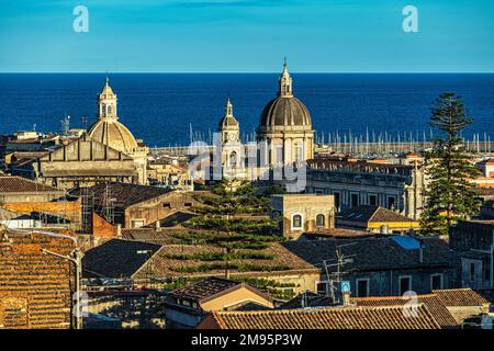 Luftaufnahme der Dächer, Kuppeln und des Glockenturms der Kathedrale Sant'Agata und der Abtei Sant'Agata. Catania, Sizilien, Italien, Europa Stockfoto