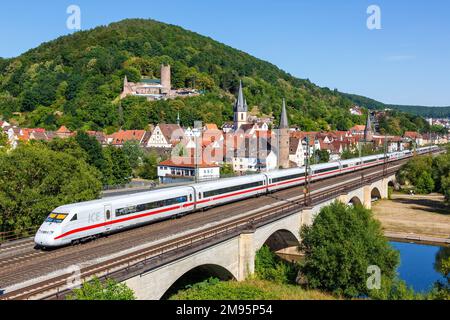 Gemuenden am Main, Deutschland - 3. August 2022: ICE 2 der Deutschen Bahn DB Hochgeschwindigkeitsbahn in Gemuenden am Main, Deutschland. Stockfoto