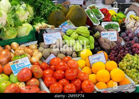 Obst- und Gemüsestand, Loule Market, Bezirk Faro, Algarve, Portugal Stockfoto