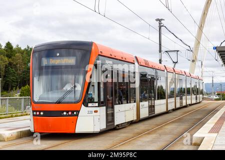 Bergen, Norwegen - 18. August 2022: Öffentliche Verkehrsmittel der Bybanen-Stadtbahn in der Nähe von Birkelandsskiftet in Bergen, Norwegen. Stockfoto