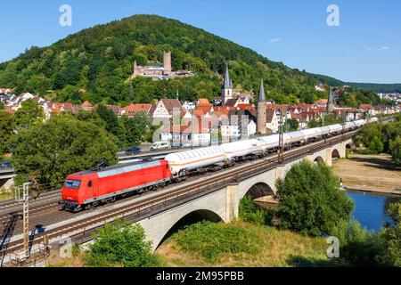 Gemuenden am Main - 3. August 2022: Güterzug mit Tankwagenfracht in Gemünden am Main. Stockfoto