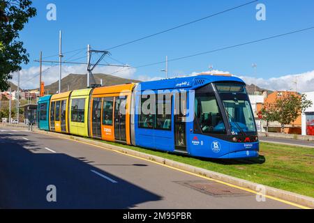 Teneriffa, Spanien - 22. September 2022: Moderne Stadtbahn Alstom Citadis 302 der Linie L1 an der Haltestelle Gracia, öffentliche Verkehrsmittel auf Teneriffa, Spanien. Stockfoto