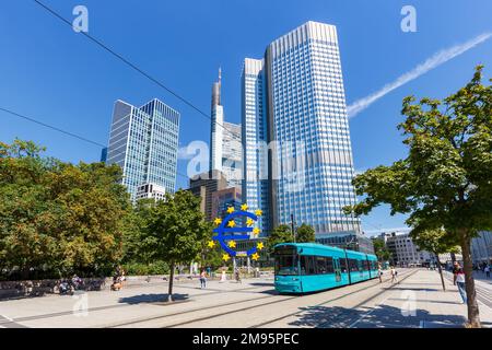 Frankfurt, Deutschland - 3. August 2022: Skyline mit Straßenbahn am Willy-Brandt-Platz, öffentlicher Nahverkehr in Frankfurt, G. Stockfoto