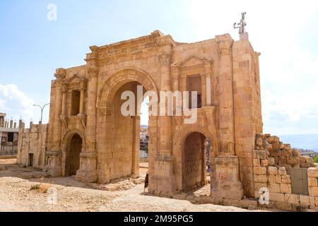 Jerash, Jordanien - 7. November 2022: Touristen vor Arch am Eingang der archäologischen Stätte Stockfoto