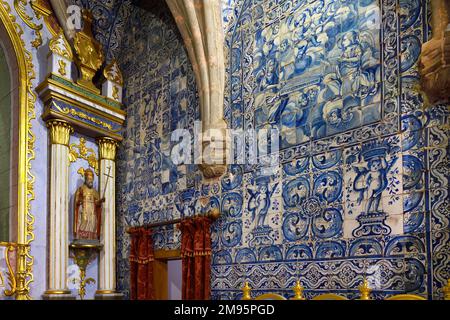 Bemalte Kacheln bedeckte Wände, Hauptchor und Kapelle, Maria Himmelfahrt Kirche, Alte, Loule, Algarve, Portugal Stockfoto